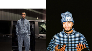 To billeder side om side viser en mand iført et matchende blå- og sortternet sæt. På venstre billede står han foran en sort varevogn med hænderne i lommerne, og på højre billede smiler han mod kameraet iført samme sæt og en ternet hue, mens han holder en telefon.