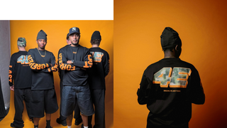 To billeder viser mænd iført sorte Everlast langærmede trøjer foran en orange baggrund. Trøjerne har orange "EVERLAST" tryk på ærmerne og et stort "4E" design med teksten "BROOKLYN, NEW YORK" på ryggen. Det ene billede fokuserer på én mand bagfra, mens det andet viser en gruppe på fire i forskellige poseringer, der fremhæver både front- og bagsidedetaljer.