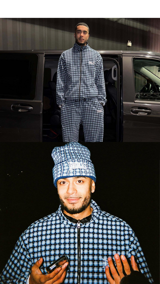 To billeder viser en mand iført et matchende blå- og sortternet sæt bestående af jakke og bukser. Øverst står han foran en sort varevogn med døren åben, iført hele sættet med neutral mine. Nederst ses han tættere på, smilende mod kameraet og iført en matchende hue i samme mønster, mens han holder en telefon i hånden.