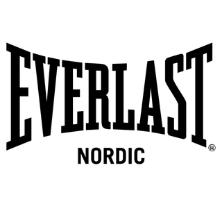 Sort Everlast Nordic-logo på hvid baggrund med fed, buet "EVERLAST"-tekst over ordet "NORDIC" i en ren, moderne skrifttype. Designet udstråler styrke og brandgenkendelse.