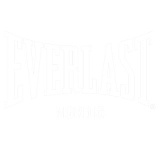 Hvidt Everlast Nordic-logo med fed, buet "EVERLAST"-tekst over mindre "NORDIC"-tekst i blokstil på sort baggrund. Designet formidler en stærk, atletisk brandidentitet.